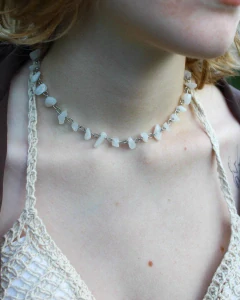 Choker z bílého turkusu