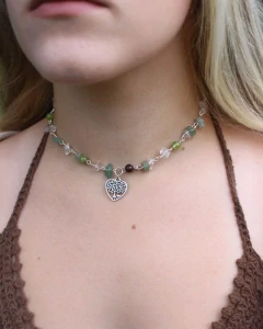 Choker s jadeitem, avanturínem a křišťálem s přívěskem stromu v srdci