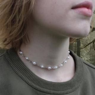 Minimalistický perlový choker